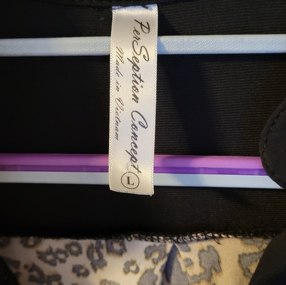 Women's v neck animal print blouse. Size L - Picture 2 of 5